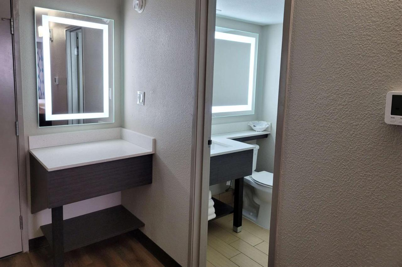 Wingate By Wyndham Airport Hotel