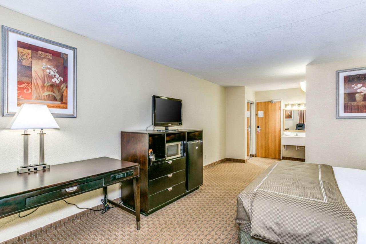 Wingate By Wyndham Airport