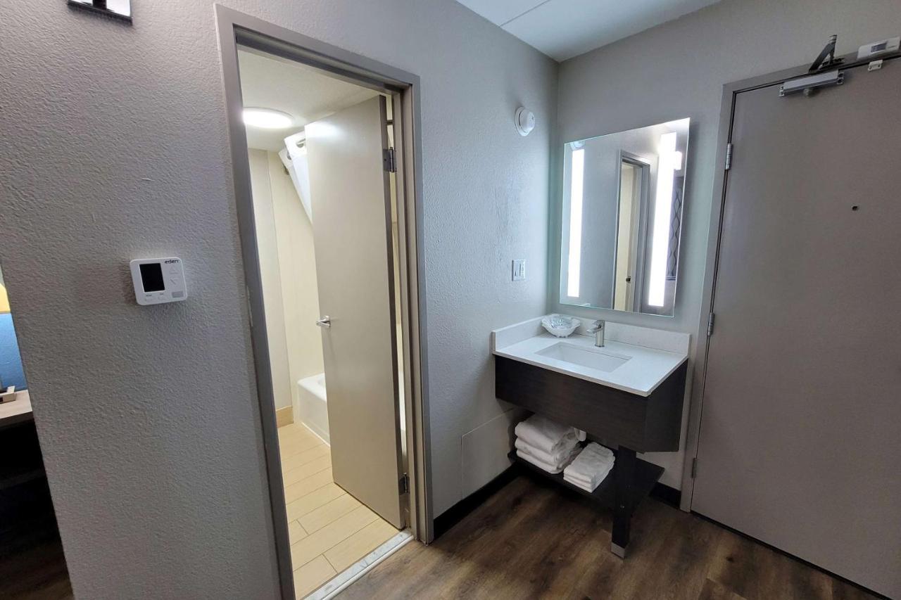 Hotel Wingate By Wyndham Airport